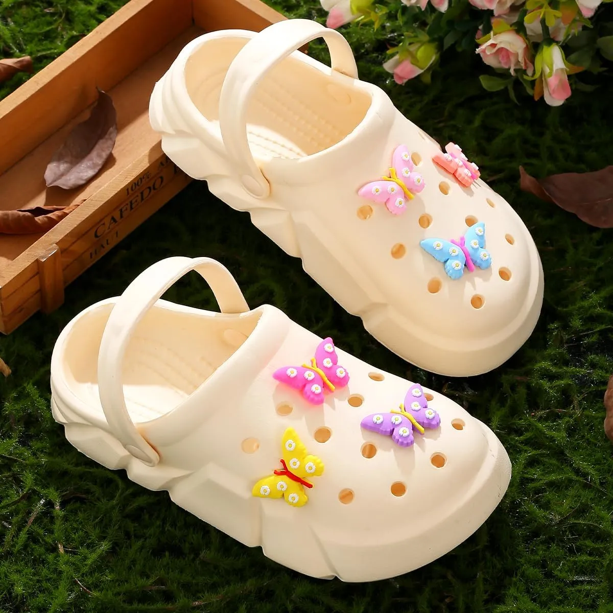 Cute Butterfly-Themed Lightweight Girls' Clogs, Platform Soft Sole Closed Toe EVA Home Garden Clog Shoes, Two-Way Wear Breathable Beach Clogs, Trendy Non-Slip Slip-On Sandals for Outdoor Indoor