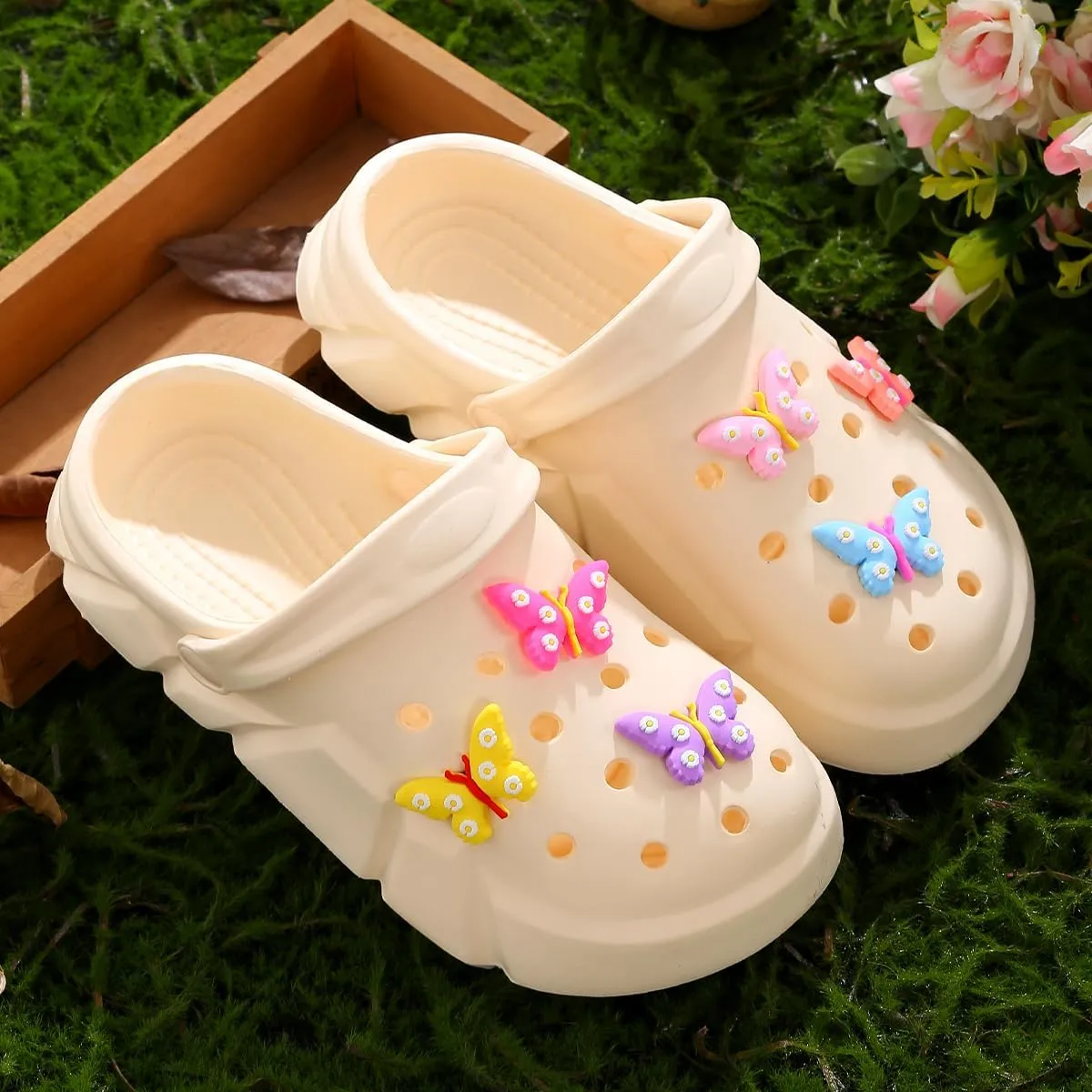 Cute Butterfly-Themed Lightweight Girls' Clogs, Platform Soft Sole Closed Toe EVA Home Garden Clog Shoes, Two-Way Wear Breathable Beach Clogs, Trendy Non-Slip Slip-On Sandals for Outdoor Indoor