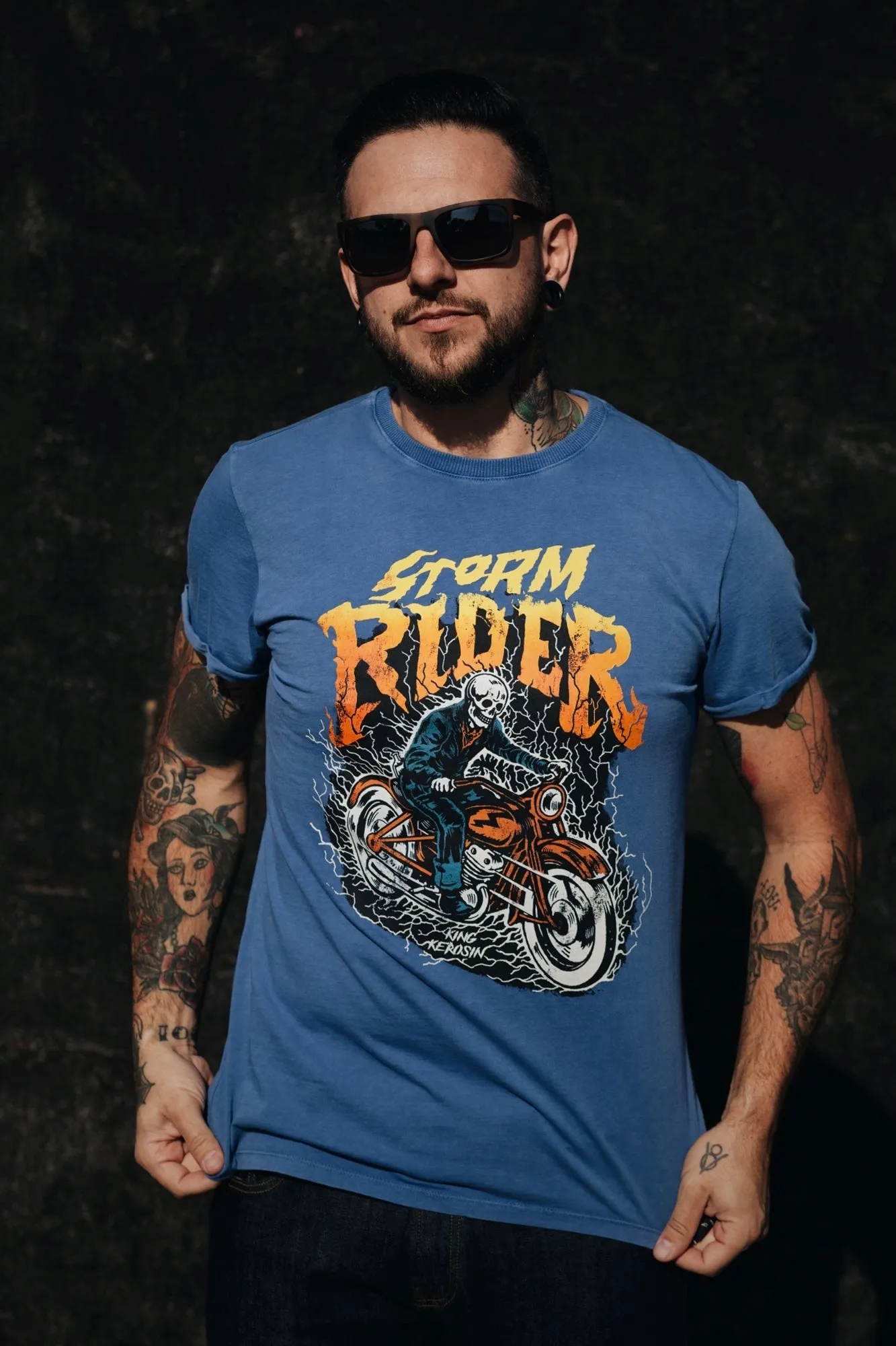 Roll-Up T-Shirt Acid Wash mit Print «Storm Rider»