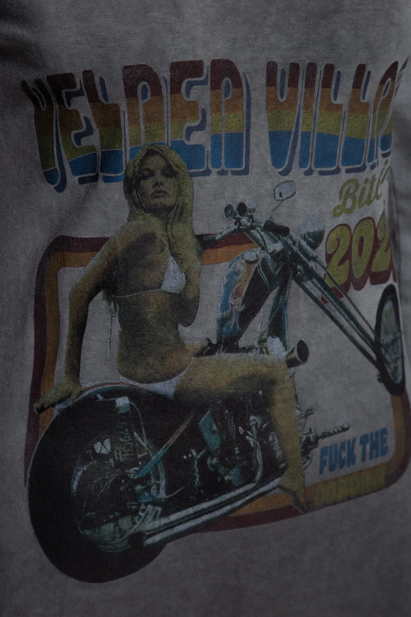 Slim Fit Longsleeve mit Retro-Print und Oilwash-Effekt «Velden Village 2020»